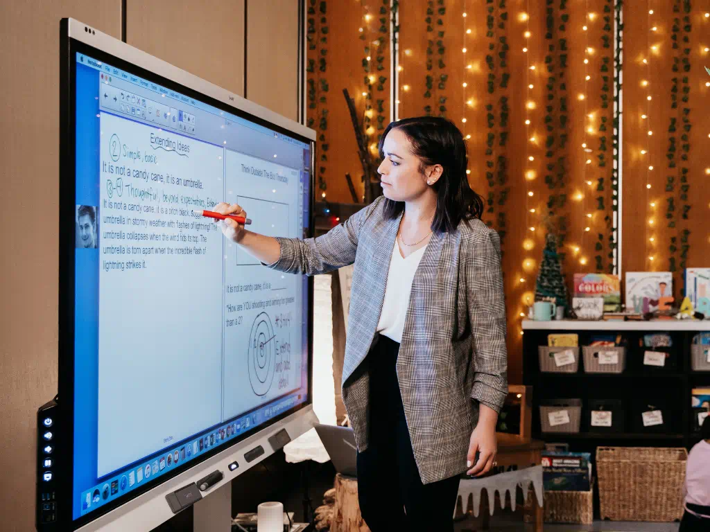 SMART Technologies to Unveil the Latest Interactive Display Family at TCEA 2024, Including the New RX Series – a Game-Changing Option for More Inclusive Learning Guide-Teaching_and_learning_with_edtech_101-HE